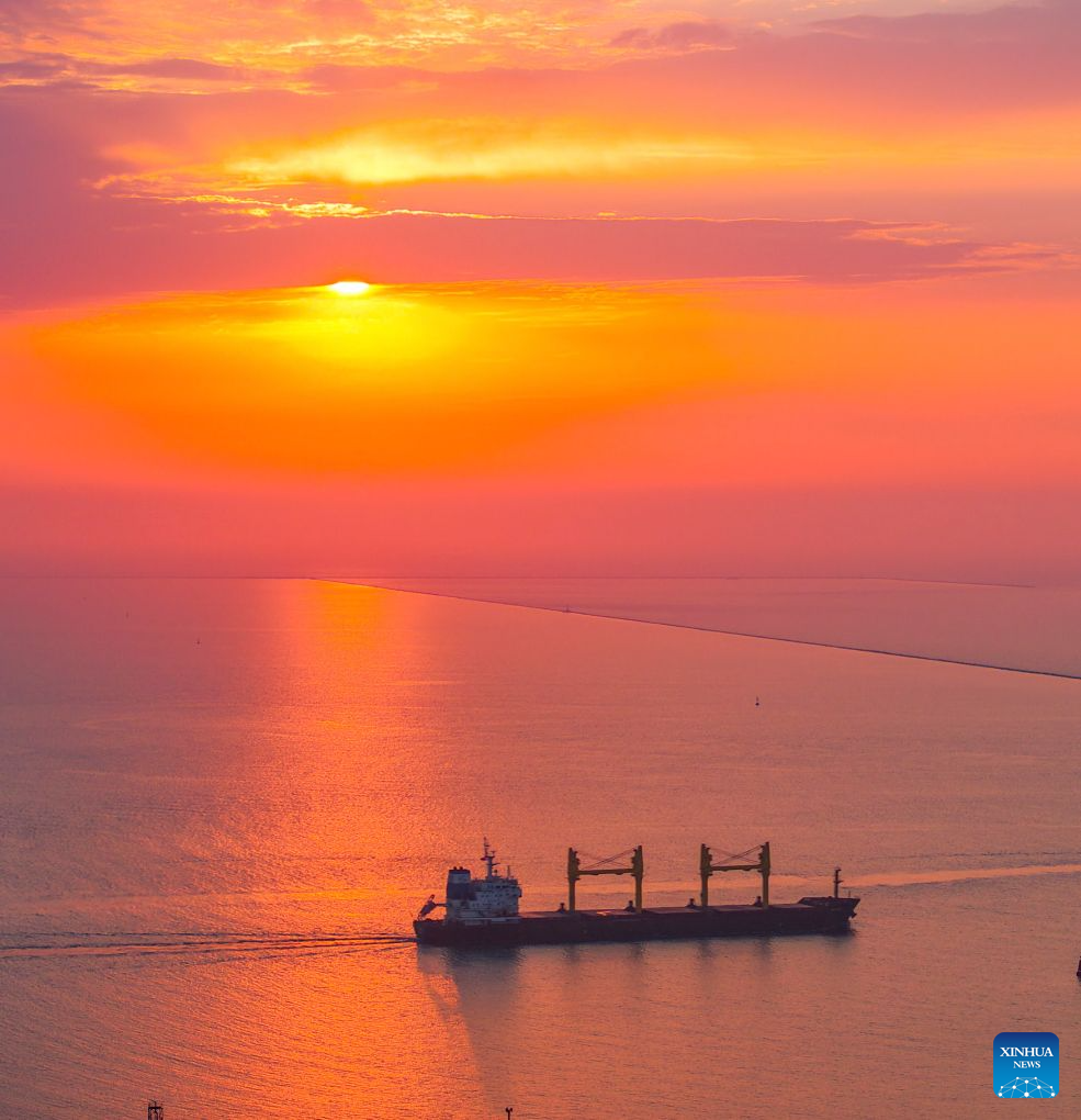 Fotos de drone mostram o intenso movimento de cargas no Porto de Tangshan, norte da China