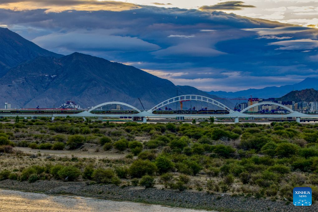 Fotos: Ferrovia Qinghai-Xizang e o icônico Palácio Potala em Lhasa, Xizang