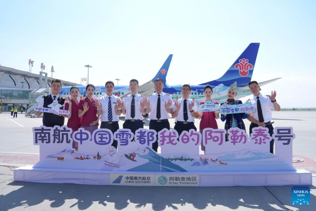 China Southern Airlines apresenta avião com pintura especial para a rota Altay-Beijing