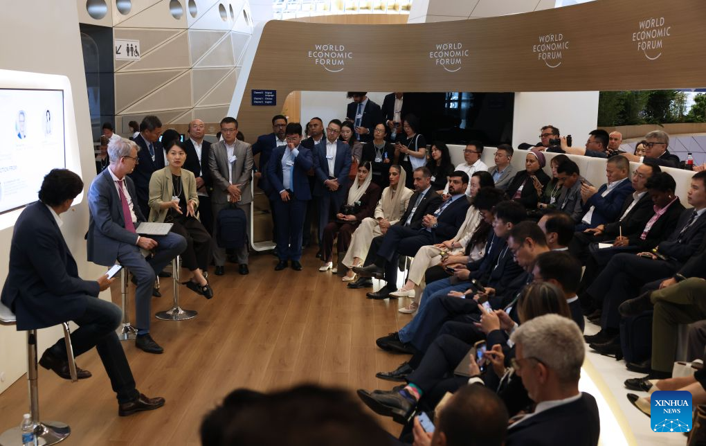 Inteligência artificial e robótica ganham destaque no Fórum Davos de Verão em Dalian