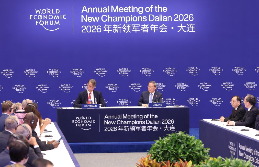 Primeiro-ministro chinês participa de simpósio com representantes empresariais no Davos de Verão, no nordeste da China