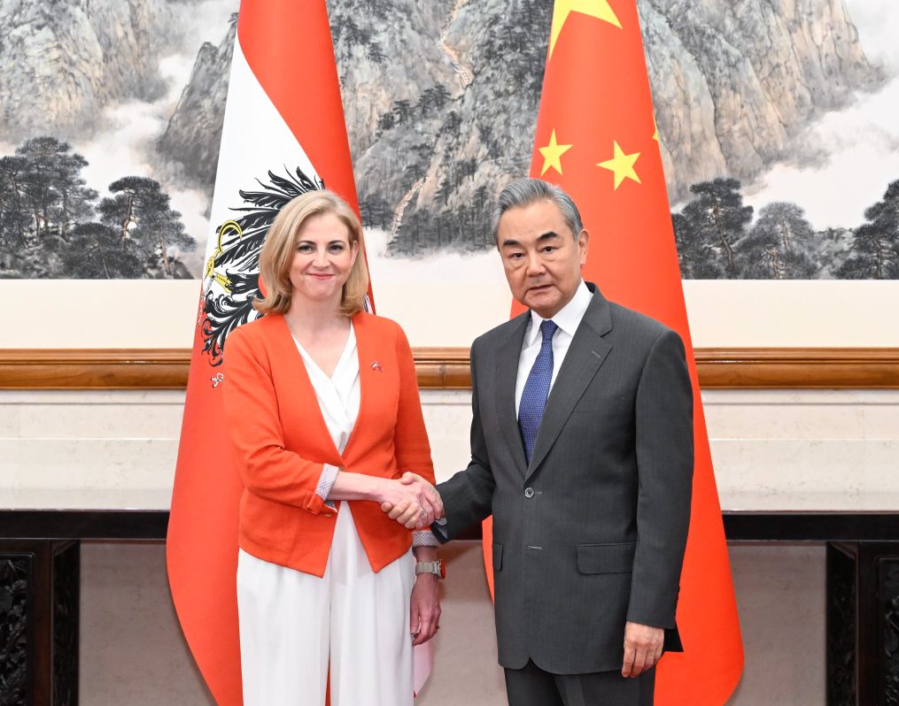 Ministro chinês das Relações Exteriores reúne-se com sua colega austríaca