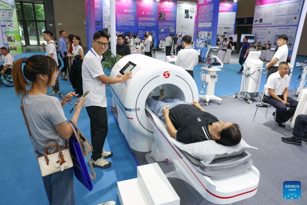 Inovações biônicas e próteses se destacam em feira de tecnologia assistiva em Chongqing