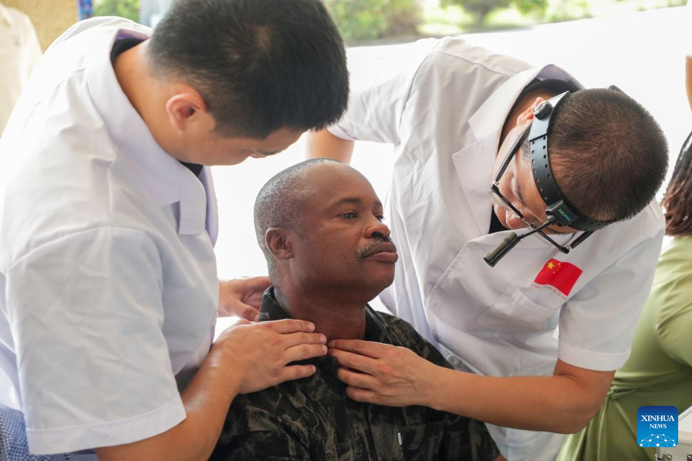 Médicos chineses oferecem serviços médicos gratuitos para marcar o 50º aniversário da TAZARA