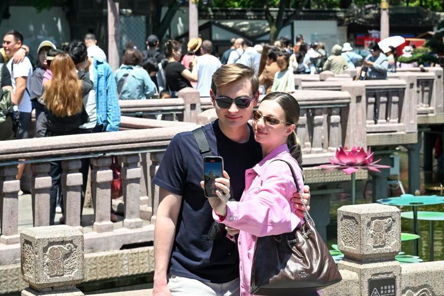 (Multimídia) Atualização do consumo na China aumenta apelo ao consumo de visitantes internacionais, diz relatório