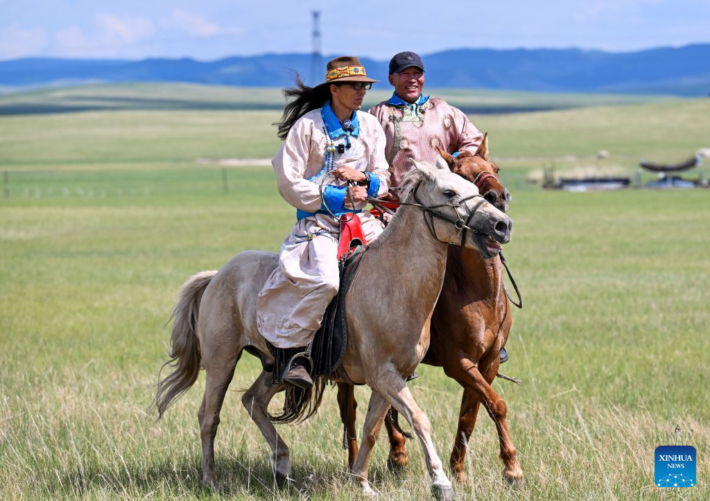 Treinador de cavalos americano Clayson Benally vivencia cultura equina na Mongólia Interior, norte da China