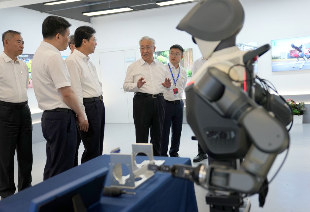 Vice-premiê chinês destaca integração profunda da inovação científico-tecnológica e industrial
