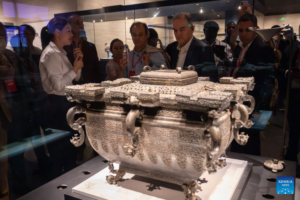 Enviados diplomáticos estrangeiros visitam o Museu Provincial de Hubei em Wuhan