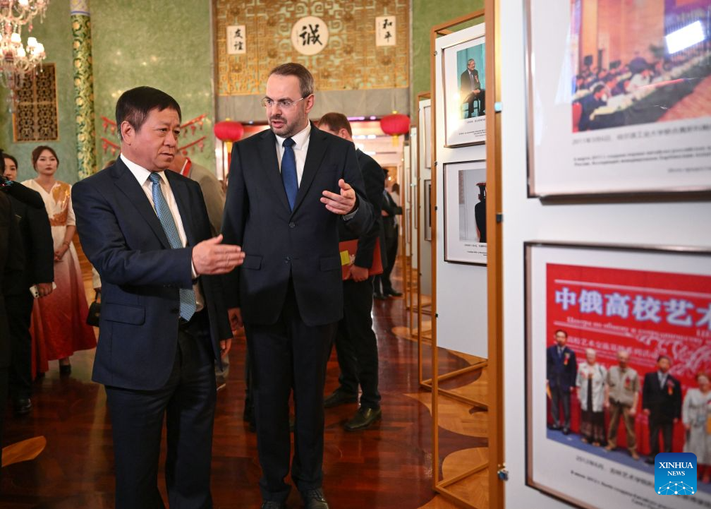 Exposição fotográfica sobre educação entre China e Rússia é realizada em Moscou