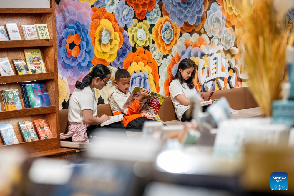 Moradores leem e escolhem livros em livraria de Kunming, em Yunnan