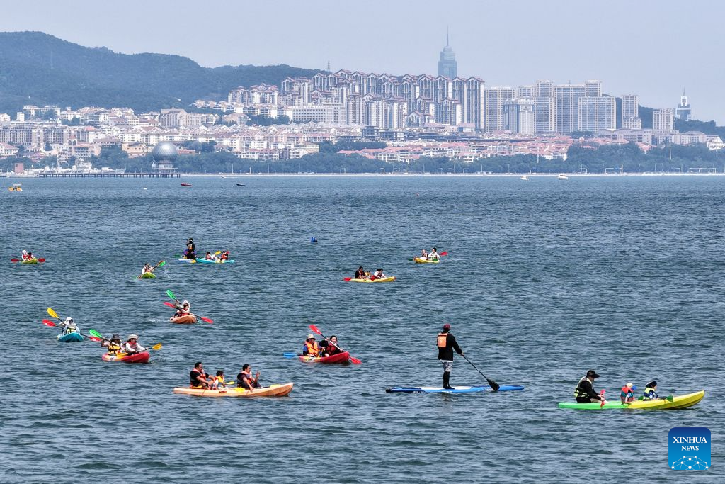 Pontos turísticos costeiros da província chinesa de Shandong atraem turistas no verão