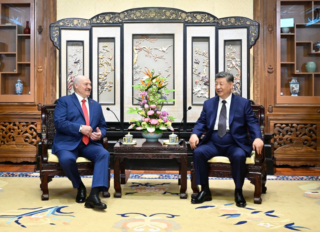 Xi reúne-se com presidente de Belarus