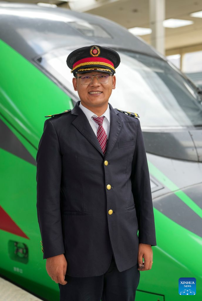 Tibetan Fuxing bullet train driver fulfills childhood dream on Qinghai-Xizang Railway Maquinista do comboio de alta velocidade tibetano "Fuxing" realiza o sonho de infância na Linha Ferroviária de Qinghai-Xizang