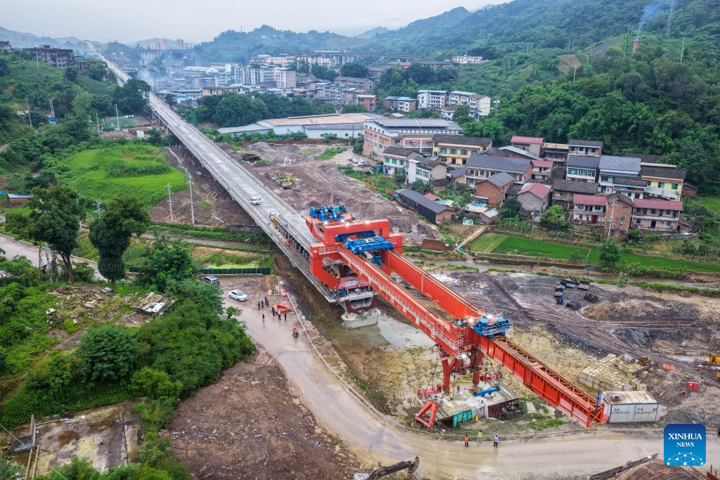 Concluída a instalação de vigas-caixão no trecho de Chongqing da Ferrovia de Alta Velocidade Xi'an-Chongqing